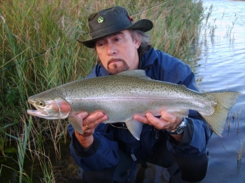 The author with a nice rainbow trout! Caught on a distance spot with a good shooting (clean) flyline The author with a nice rainbow trout! Caught on a distance spot with a good shooting (clean) flyline